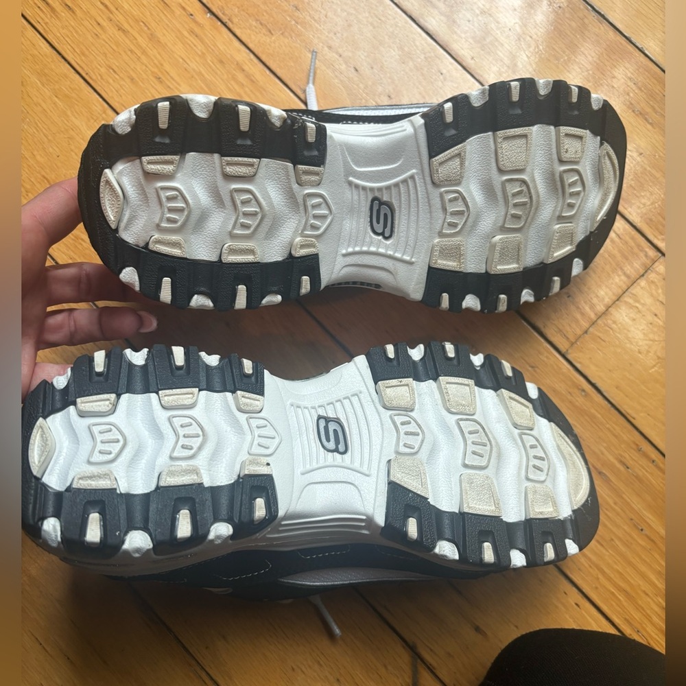 SKECHERS DELITES SIZE 7. GREAT CONDITION WORN ONCE OR Twice. No box - Picture 3 of 4
